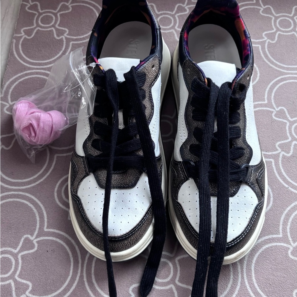 NWT Steve Madden Brown and White Sneakers with Pink extra laces